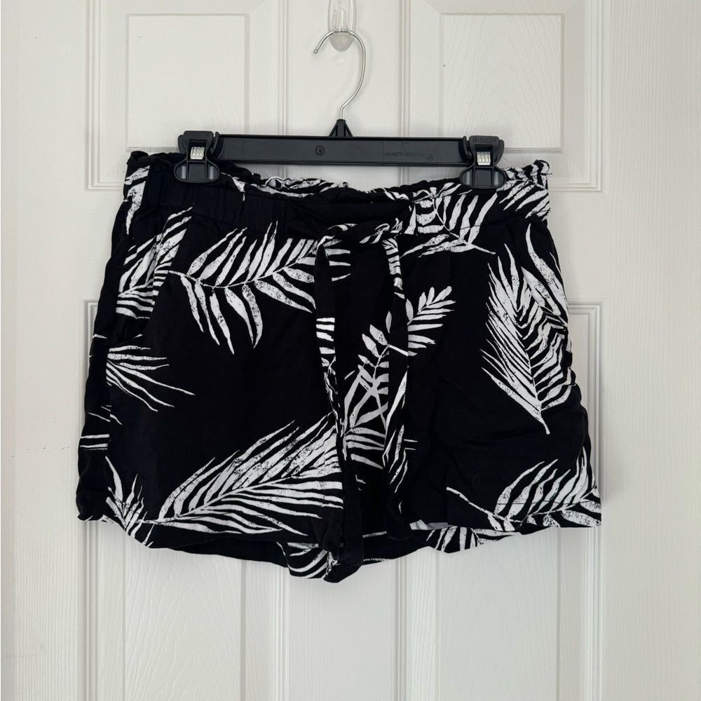 Black-and-white leaf size medium shorts